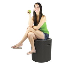 Femeie stând pe un taburet rotund de exterior cu spațiu de depozitare