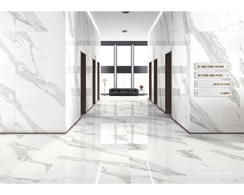 Hol luminos cu gresie de marmură pe podea și pereți, uși și indicatoare către sala de ședințe, sală de fitness, piscină, etajul 24 și hol.