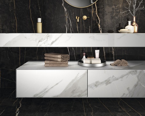 Baie modernă cu gresie de marmură neagră și dulap de lavoar alb