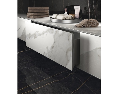 Baie modernă cu gresie de marmură, lavoar și prosoape