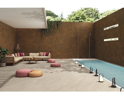 Exterior cu gresie ceramică, placare maro, piscină și mobilier de lounge.