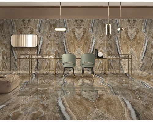 Interior cu gresie de podea lustruită, faianță de perete cu aspect de marmură, două scaune și decorațiuni