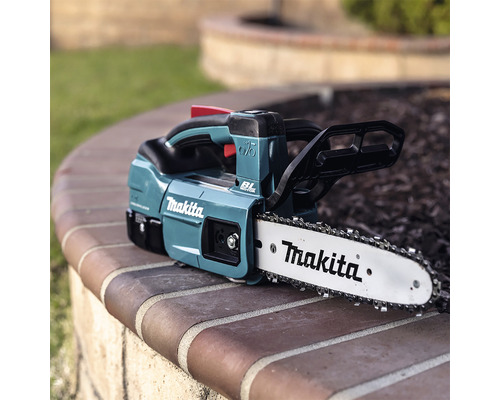 Drujba cu acumulator Makita pe un zid