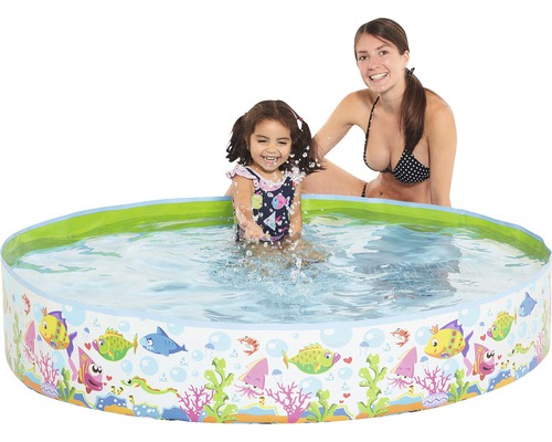 Piscină pentru copii cu model de pește și două persoane