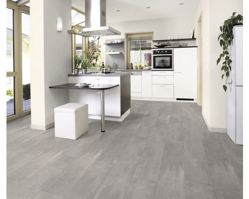 Bucătărie luminoasă cu chicinetă, masă, taburet și podea gri