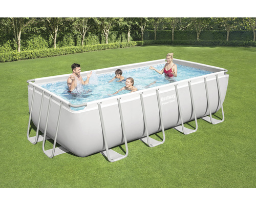 Piscină dreptunghiulară cu familie în grădină