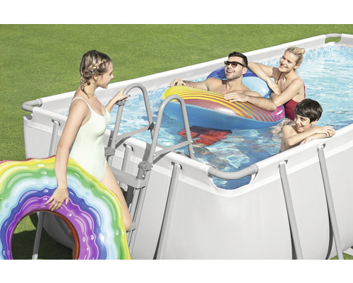 Piscină dreptunghiulară cu cadru din oțel cu familie în grădină