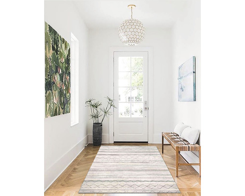 Intrare cu covor, bancă și decorațiuni