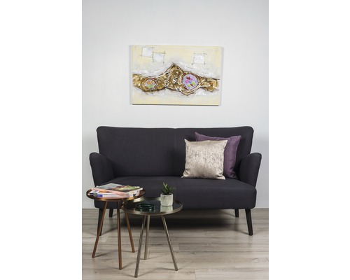 Cameră de zi cu canapea, perne, măsuțe laterale și operă de artă