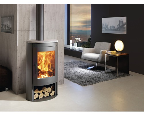 Cameră de zi cu sobă de încălzire, fotoliu și măsuță laterală