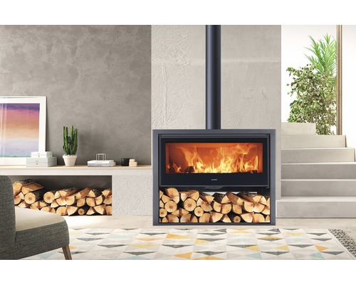 Șemineu cu lemne și foc aprins în camera de zi