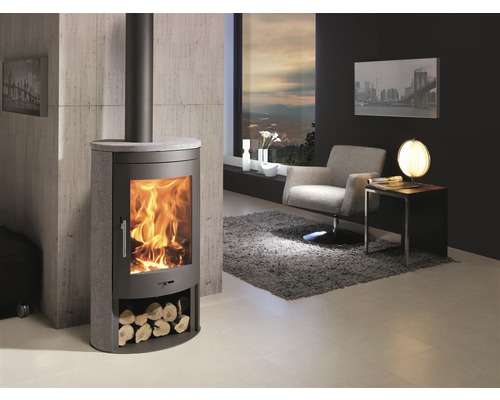 Cameră de zi cu sobă, fotoliu și fereastră