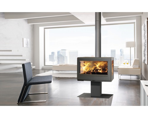 Șemineu într-un living modern cu fotoliu și fereastră mare