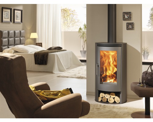 Șemineu cu lemne într-o cameră mobilată modern