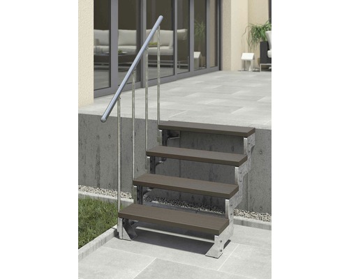 Scară exterioară cu patru trepte și balustradă metalică.