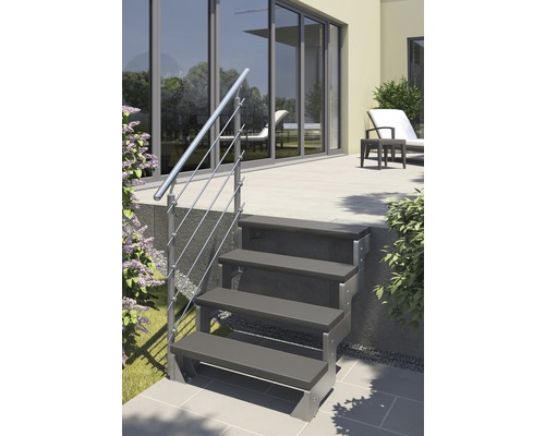 Scară exterioară cu balustradă pe o terasă