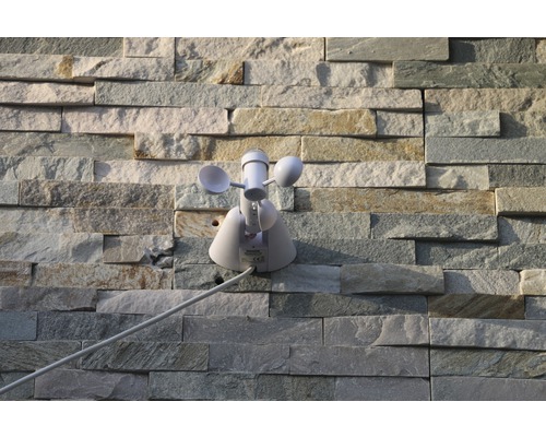 Stație meteo cu anemometru pe perete de piatră