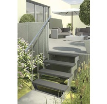 Scară exterioară cu balustradă în fața terasei și a grădinii