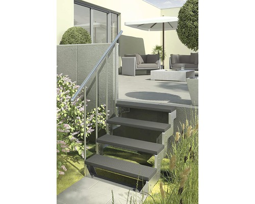 Scară exterioară cu balustradă în fața terasei și a grădinii