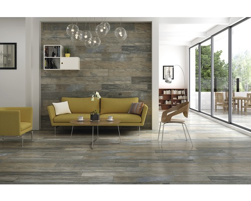 Living cu plăci de perete și podea cu aspect de lemn, canapea și fotoliu galbene și decorațiuni moderne