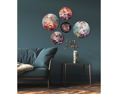 Living cu canapea, măsuță laterală și tablouri murale rotunde cu motive florale