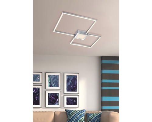 Lumină de plafon pătrată în camera de zi.