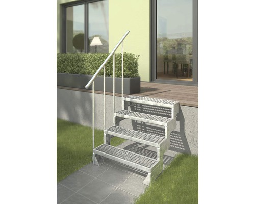 Scară exterioară metalică cu balustradă în fața unei case