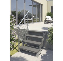 Scară exterioară cu patru trepte și balustradă în fața unei uși de terasă.