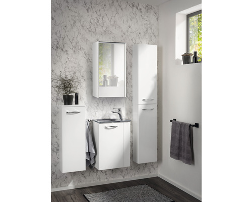 Baie cu dulap de lavoar, dulap cu oglindă, dulap lateral și suport pentru prosoape