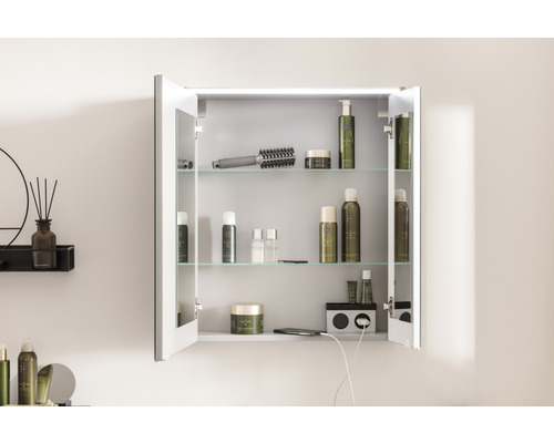 Dulap cu oglindă deschis cu rafturi și produse cosmetice