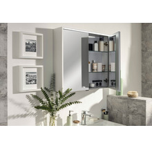 Baie modernă cu dulap cu oglindă, chiuvetă și decorațiuni