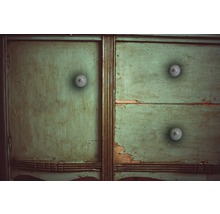 Prim-plan cu un dulap verde din lemn cu trei sertare și mânere rotunde