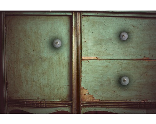 Prim-plan cu un dulap verde din lemn cu trei sertare și mânere rotunde