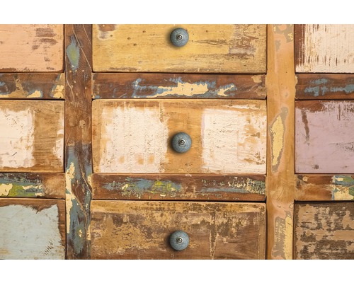 Prim-plan cu un dulap din lemn reciclat cu sertare