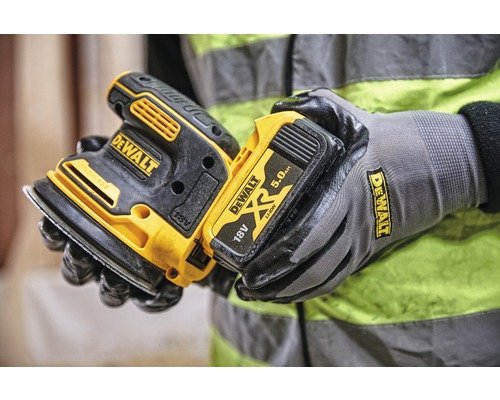 Șlefuitor orbital cu acumulator DeWalt cu baterie în mâinile unui muncitor