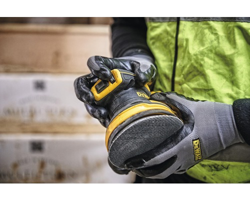 Persoană care ține o șlefuitoare excentrică marca DeWalt