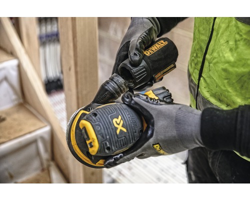 Sigla DeWalt pe o șlefuitoare excentrică fără fir cu extracție de praf