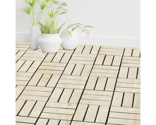 Plăci de terasă așezate cu model de fante și vaze decorative albe