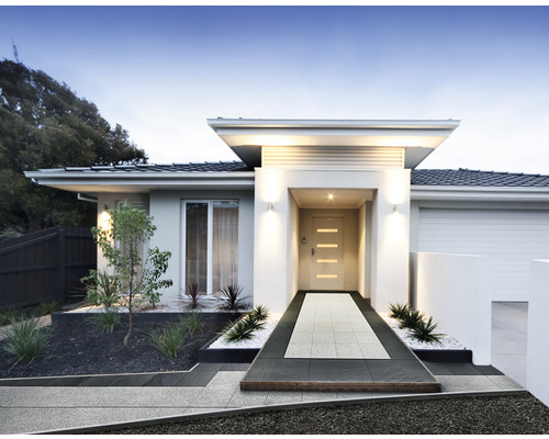 Casă individuală cu potecă pavată spre intrare