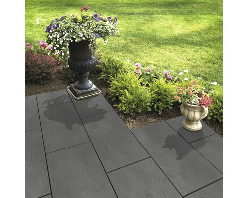 Alei de grădină cu pietre de pavaj și urne plantate