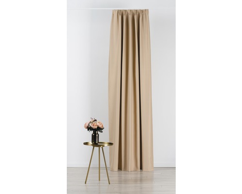 Perdea bej atârnă pe o bară, lângă o masă cu flori