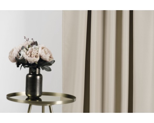 Șaluri decorative cu dungi lângă o masă cu flori