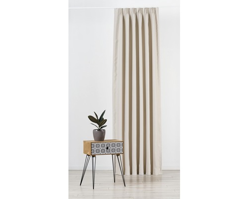 Ambianță decorativă de locuit cu perdea, măsuță laterală și plantă de interior