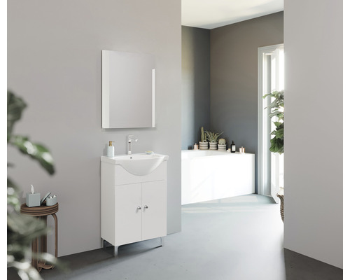 Baie modernă cu dulap de chiuvetă și oglindă