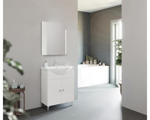 Baie modernă cu dulap de bază pentru lavoar, oglindă și cadă.