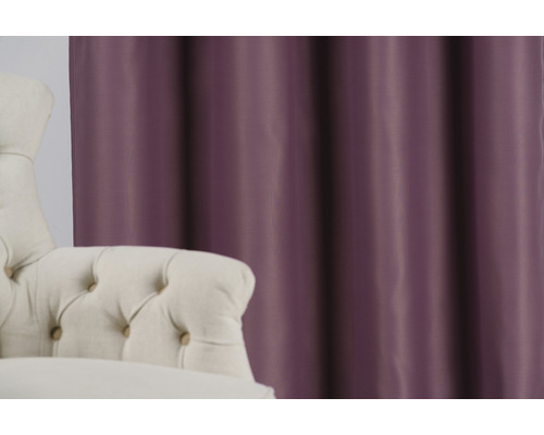 Perdea decorativă și fotoliu în interior