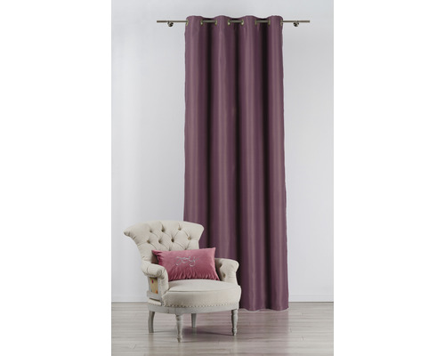 Cortină decorativă cu ochiuri și fotoliu în cameră