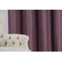 Material decorativ lângă un fotoliu