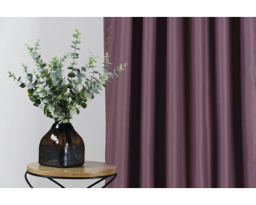 Aranjament decorativ cu draperie și vază cu eucalipt pe o măsuță laterală