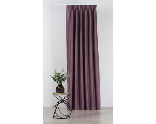 Șaluri decorative cu sistem de prindere cu bandă pliată și flori în vază pe o măsuță laterală